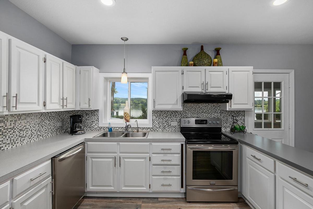Lakeside Getaway With Dock, Firepit, Grill Newaygo المظهر الخارجي الصورة